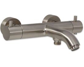 Elegant kar og brus termostatarmatur med børstet nikkel finish, vist på hvid baggrund.