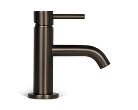 Moderne servantearmatur i gun metal finish med en vandbesparende funktion på 6 liter per minut.