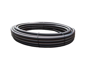Wavin jordvarmerør PE80 i sort, 40mm diameter og 100 meter lang, rullet op på en hvid baggrund.