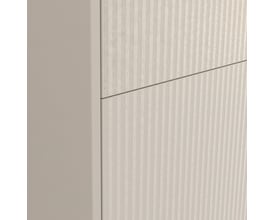 Tæt på Dansani Mido+ Classic møbelpakke i sand mat, med fokus på den dekorative stribede front og grebets design.