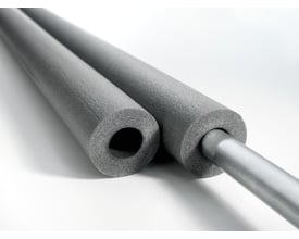 NMC Climaflex rørisolering i grå polyethylen skum til 35x20 mm rør, vist i et par på hvid baggrund.