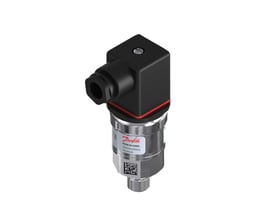 Danfoss MBS 3050 tryktransmitter set fra siden, med tydeligt Danfoss logo og produktionsinformation.