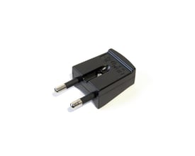 Sort L-Team flad stikprop med 16A og 250V mærkning, vist fra siden med stikkene pegende fremad på hvid baggrund.