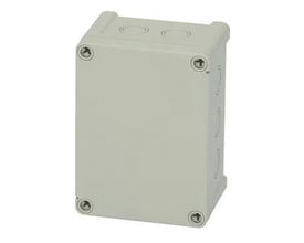 Lukket Fibox montagekasse i lys grå ABS, 130x95x65 mm, vist med synlige skruer og M-udslag på siderne.