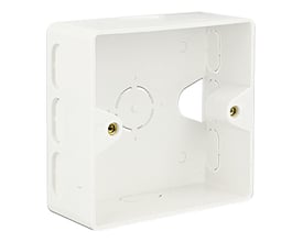 Hvid DeLock-bagdåse til Keystone-vægudtag, type 86128, set skråt ind mod det åbne indre.