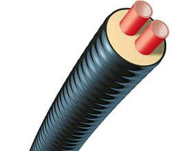 Calpex 'CALPEX DUO' præisoleret fjernvarmerør med to røde PEX-rør, isoleret med skum og beskyttet af sort korrugeret yderkappe.