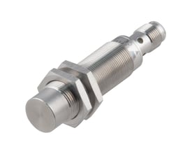 Carlo Gavazzi induktiv aftaster med IO-Link, M18-gevind og 14 mm tasteafstand, vist skråt med M12-stik.