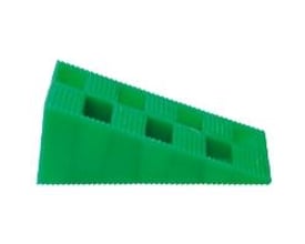 Enkel grøn plastkile på 45 mm med rillede sider og firkantede udskæringer, vist isoleret mod en hvid baggrund.