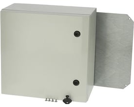 Fibox Arca vægskab i polycarbonat med gråt låg, 300x300x210 mm, vist med montageplade bagpå og nøgle i låsen.