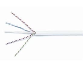 CommScope Systimax datakabel KAT6A U/UTP hvid, 915 meter, med fire snoede par-ledere synlige.