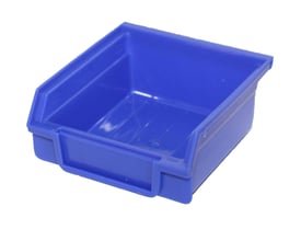 Maskinfabrikken Universal plastkasse nr. 3 til ophæng, måler 110x105x50mm og er fremstillet i holdbart, blåt plast.