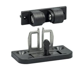 AZ15/16-B1-2053 låsesystem med kuglelås til sammenlåsning af afskærmninger, viser de to samvirkende dele i sort plast og metal.