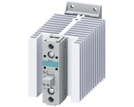Siemens 3RF23 solid-state kontaktor med integreret køleplade, 50A og skrueterminal, vist på hvid baggrund.