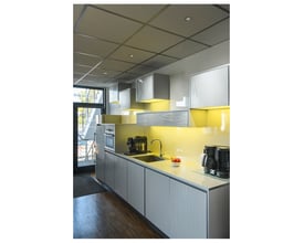 Køkken med indbyggede SLV downlights i loftet, diskret belysning over arbejdsbord og skabe.