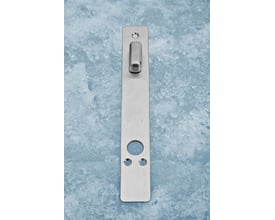 Assa Abloy smalt langskilt 6231 på 32 x 230 mm med synlige skruehuller og drejeknap, set forfra.