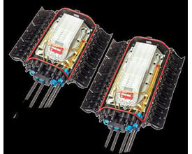 To åbne 3M BPEO fibersplidsemuffer, str. 3, type BDP, vist på sort baggrund. Muffen indeholder splidsekassetterammer med synlige fibre og kabelforbindelser.