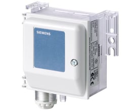 Siemens QBM2030-30 differenstryksføler i hvid plast med blå frontdetalje og monteringsbeslag.