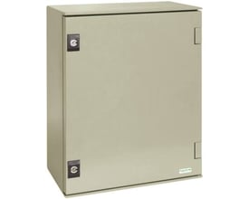 Schneider Electric vægskab 7035 i RAL 7035 med metal bundplade, måler 847x636x300 mm, vist fra venstre side.