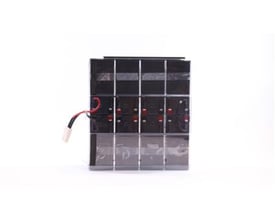 Eaton Easy Battery+ EB005SP batteripakke til UPS med otte 12 V-batterier og synlige røde og sorte kabler.