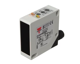 Carlo Gavazzi fotoaftaster PC50CNB50BAM1 med hvid, firkantet krop, sort front, justeringsskruer og kabeltilslutning.