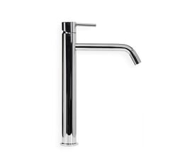 Elegant høj håndvaskarmatur i blank krom med en slank, rektangulær greb og en lige tud, præsenteret mod en hvid baggrund.