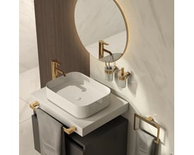 HeFe PIREN håndklædeholder i blank messing med en bredde på 45 cm, vist i et moderne badeværelsesmiljø med et hvidt håndklæde.