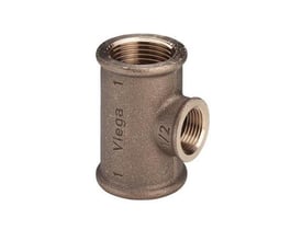 Nærbillede af Viega rødgods T-stykke, viser de indvendige gevind og mærkning med dimensioner og brand.