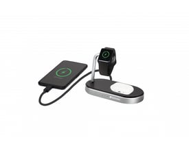 Verbatim WCS-02 Alu 3-i-1 trådløs oplader i sort og sølv, med en telefon, Apple Watch og et par trådløse earbuds til opladning.