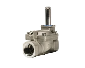 Vinklet billede af Danfoss EV220B magnetventil i rustfrit stål, fremviser detaljer på ventilhus og servostyringsmekanisme.