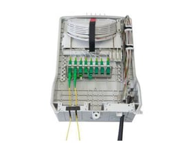 CommScope BUDI-1S-T-A splidseboks åben, viser intern organisering af op til 48 fibre og 16/32 SC/LC-afslutninger.