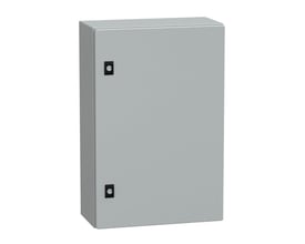 Lukket Schneider Electric CRN metal vægskab i RAL7035, 600x400x200mm, vist med frontlågen lukket og sorte låse.