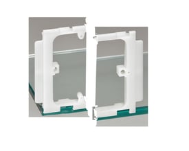 Legrand Stander-uni Mosaic support ramme, justerbar og i hvid plast, vist monteret på en klar glasplade for detaljeret visning.