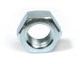 Møtrik M5 med FZB-belægning, DIN 934 standard, en enkelt møtrik vist isoleret på hvid baggrund.