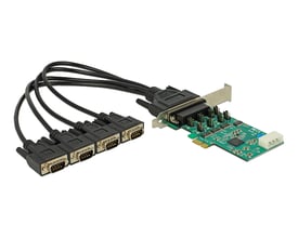 DeLock PCI Express-kort med fire serielle RS232-porte og kabler med stik, set skråt fra oven.