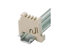 Weidmüller endevinkel ZEW 15 i mørk beige PA, monteret på TS.15 montageskinne for stabil fastgørelse.