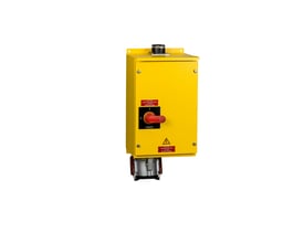 Gul CEE stikkontakt, mekanisk 160A, 6h, IP67 med rød drejekontakt og advarselsskilte.