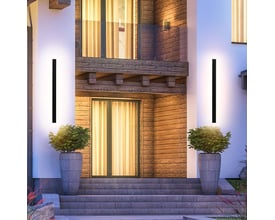 V-TAC 10W LED lineær væglampe i antracit monteret på husets facade ved trappeindgang.