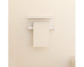 Cosmic toiletpapirholder med cover i mat hvid finish, monteret på en lys, tekstureret væg.