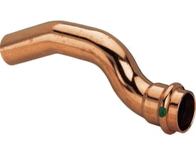 Detaljeret billede af Viega Profipress overbøjningens kobberfinish og presfitting til 15 mm rør.
