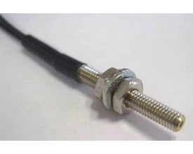 Omron fiberoptisk sensorhoved med M3 cylindrisk aksial gevind, koaksial R25 fiber og 6 m kabel på hvid baggrund.