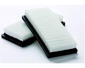 Nærbillede af Nilfisk kassettefilter med PET Nano materiale, der viser de hvide filterfolder og den sorte ramme.