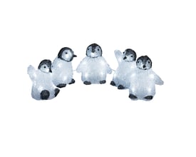 En gruppe på fem Konstsmide akryl pingvinbørn lyskæde isoleret på en ren hvid baggrund.