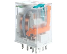Relpol 4C/O-relæ på 6 A og 24 VDC uden LED med gennemsigtigt hus, orange indmad og metalben.
