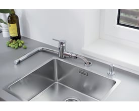Blanco Linus-F køkkenarmatur i krom med svingbar L-tud og 1-grebs betjening monteret ved en stålvask.