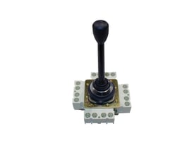 Schneider Electric XD2CL1010 kontroller med sort joystick-greb monteret på et firkantet metalchassis med hvide terminaler.