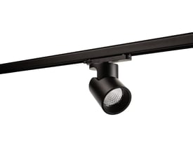 Aneto 3-faset spotlight i sort med DALI-adapter monteret på en sort skinne, med hvid baggrund.