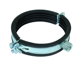 Enkel rørbøjle KSB2 i galvaniseret stål med sort EPDM gummi indlæg og quicklås, designet til rør med 108-115mm diameter.
