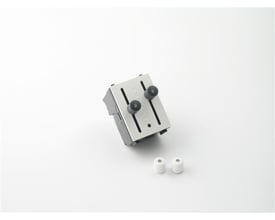 Helvar Digidim111 Slider dobbelt, hvid, viser to sorte drejeknapper og skydere på et modulpanel med to hvide, cylindriske knapper til montering.