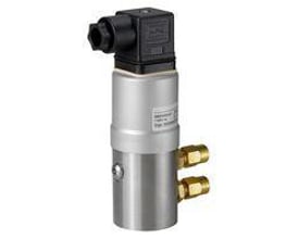 Siemens QBE3100-D10 differenstryksføler i metal med sort tilslutningsboks og messingfitting til 0-10 bar måling.
