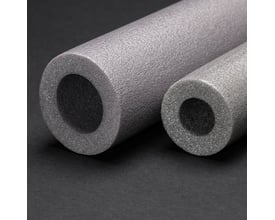 K-Flex PE PLUS rørskål i grå med dimensionerne 13x22mm og 2 meters længde på mørk baggrund.